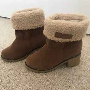 Fleece lined suede boats